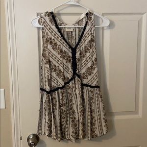 Knox Rose size XL. Floral cream tan and blue tank